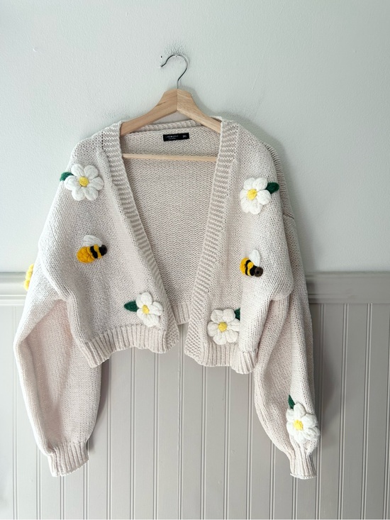 SHEIN Sweaters - SHEIN 3XL Cream Cropped Cardigan Daisy Bee Appliqué Fairycore
